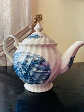 Tetera inglesa de cerámica azul y blanca