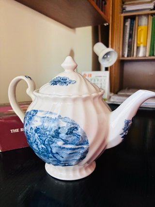 Tetera inglesa de cerámica azul y blanca