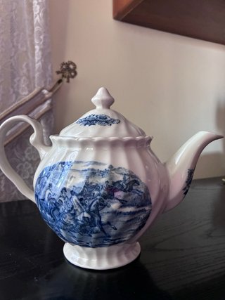 Tetera inglesa de cerámica azul y blanca