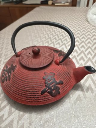 Tetera de hierro fundido roja con infusor
