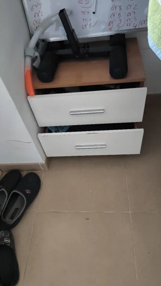 Escritorio y mesita de noche a juego