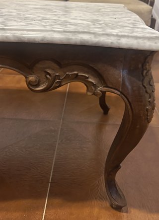 Tavolo da salotto in stile Luigi XV in marmo e legno