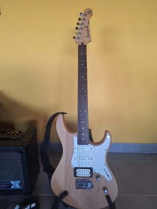 Guitarra eléctrica yamaha pacífica con pedal