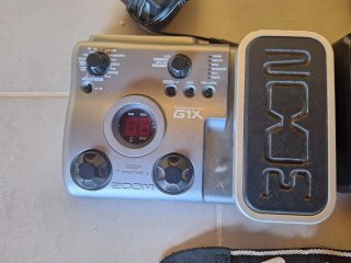 Guitarra eléctrica yamaha pacífica con pedal