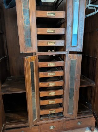 Armario antiguo madera 3 cuerpos Regalo mesita