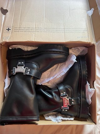 Botas Dr. Martens con plataforma y hebilla