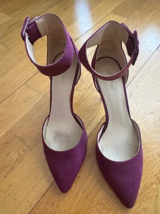 Zapatos de ante morados con pulsera