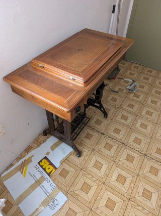 Máquina de coser Sigma con mueble de madera