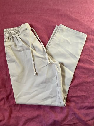 Pantalón beige fresco y cómodo