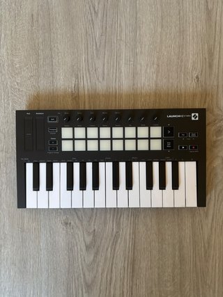 Novation Launchkey Mini MK3 Controlador MIDI