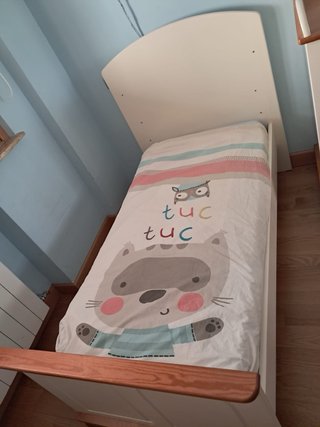 Mueble infantil blanco y madera