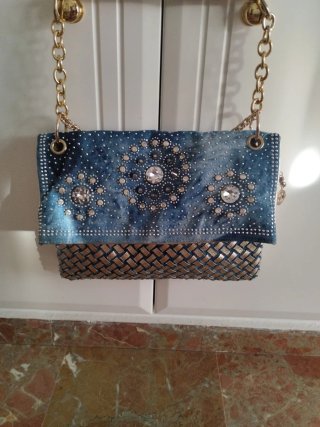 Bolso de fiesta con pedrería y cadena