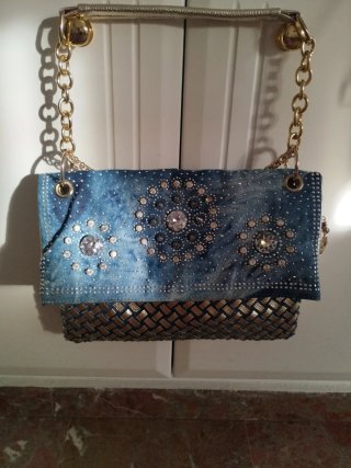 Bolso de fiesta con pedrería y cadena