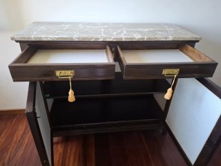 Cómoda de madera con tapa de mármol