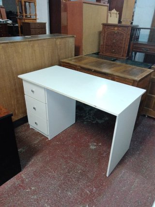 Escritorio blanco con cajones