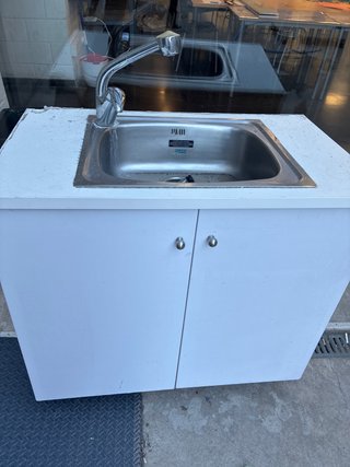 Grifo de cocina plateado y blanco