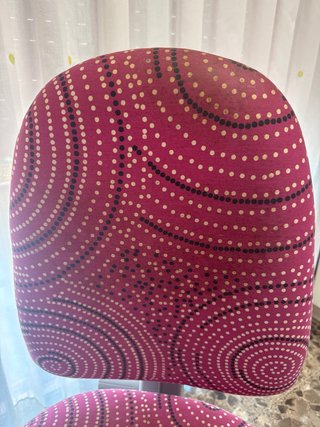 Silla de oficina rosa y gris