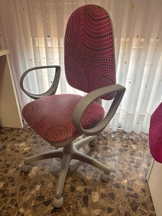 Silla de oficina rosa y gris