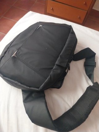 Mochila negra bandolera