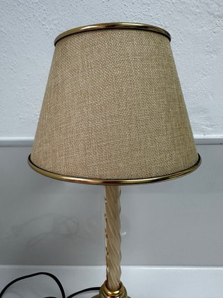 Lámpara de mesa dorada y beige