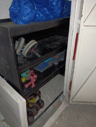 Mueble de hierro cerrado con puertas y pestillo