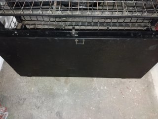 Mueble de hierro cerrado con puertas y pestillo