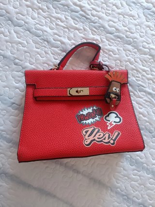 Bolso rojo con parches y llavero