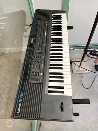Roland E-20 Sintetizador con trípode