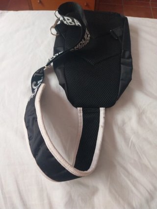 Mochila bandolera negra