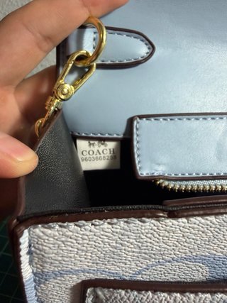 Bolso Coach azul claro con cadena dorada
