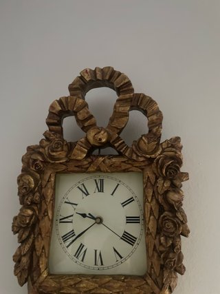 Reloj de pared dorado con espejo