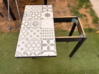 Mesa de cocina con diseño de azulejos