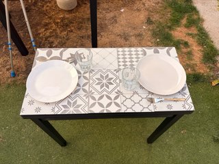 Mesa de cocina con diseño de azulejos