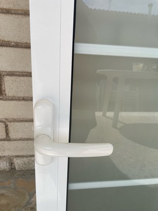 Ventana aluminio oscilobatiente blanca