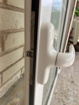 Ventana aluminio oscilobatiente blanca