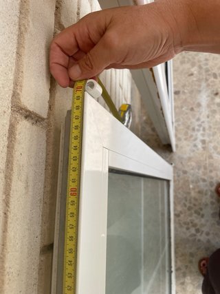 Ventana aluminio oscilobatiente blanca