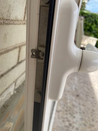 Ventana aluminio oscilobatiente blanca