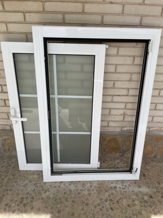 Ventana aluminio oscilobatiente blanca