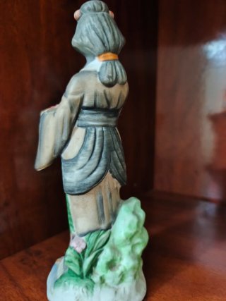 Figura cerámica mujer con cesta