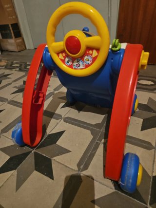 Andador infantil con actividades