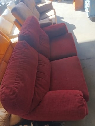 Sofá de tela rojo y marrón