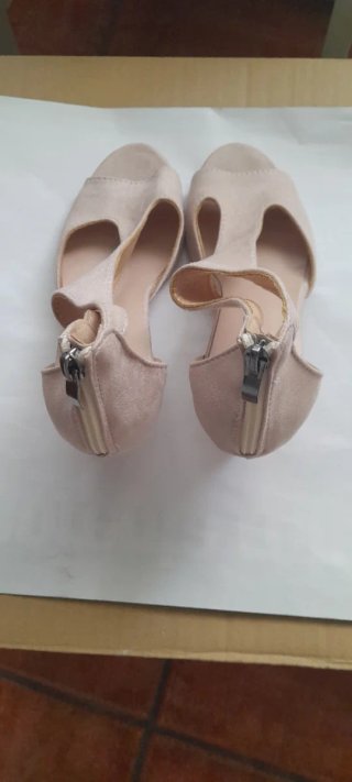 Zapatos Beige T-Strap con Cremallera