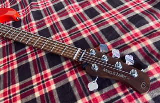 Bajo Sire Marcus Miller P5 Dakota Red 5 cuerdas
