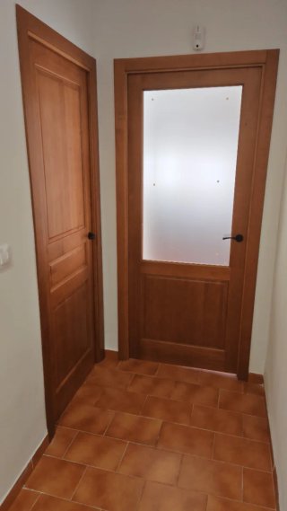 Puerta de pino macizo con cristal mate