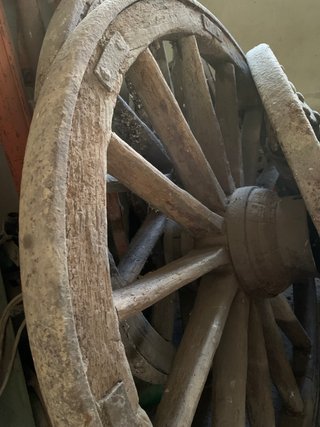 Par de ruedas de carruaje antiguas.