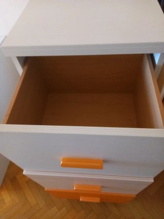Cajonera con ruedas beig y naranja