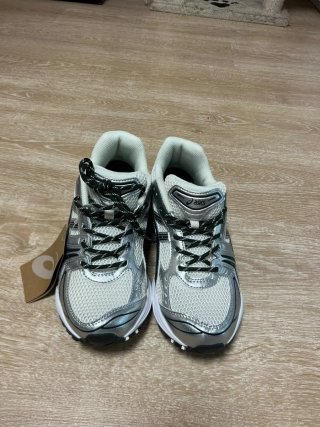 Zapatillas Asics plateadas y blancas Talla 42.5