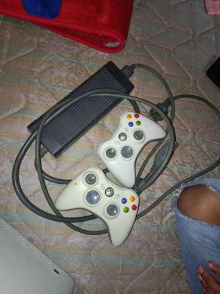 Xbox 360 con 2 controles