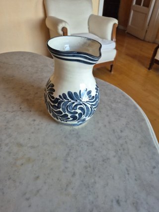Jarra cerámica azul y blanca