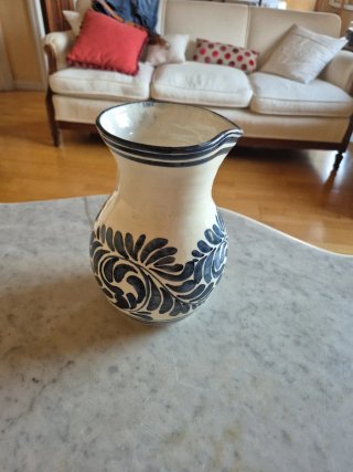 Jarra cerámica azul y blanca